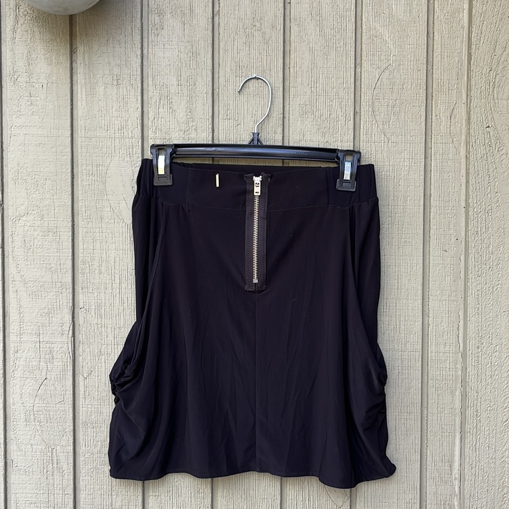 Black skirt where to pick pockets
